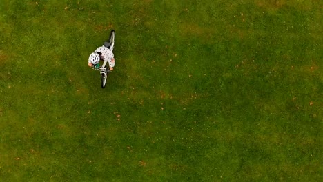 Frau-auf-einer-Wiese-4k-Radfahren