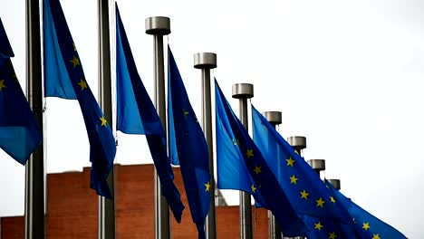 Banderas-de-la-Unión-Europea-soplados-por-el-viento-fuera-del-edificio-del-Consejo-Europeo