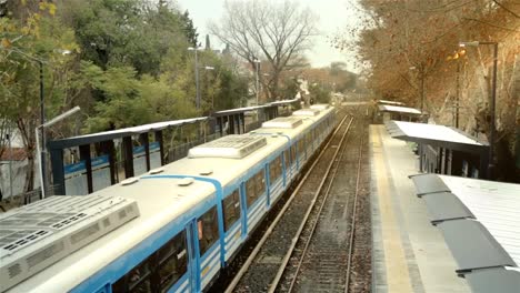 Tren-llegando-a-estación-antigua-en-Buenos-Aires,-Argentina.