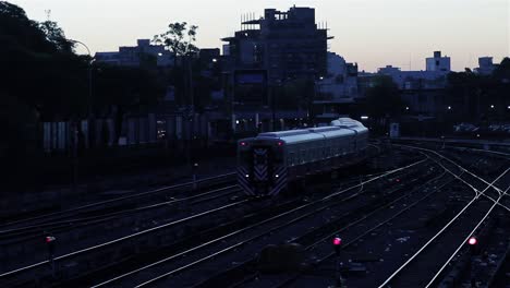 Tren-llegando-a-estación-antigua-en-Buenos-Aires,-Argentina.