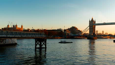 Tower-of-London-and-Tower-Bridge,-London,-UK