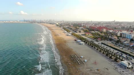 Luftaufnahme-von-einer-Drohne-im-Strand-von-Valencia,-Spanien.-4k-Video