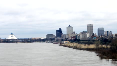 Scene-of-Mississippi-River-and-Memphis-cityscape