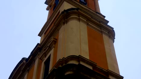 Schöne-blaue-Kuppel-und-Glockenturm-mit-vier-Glocken-einer-alten-Kirche-in-der-Stadt