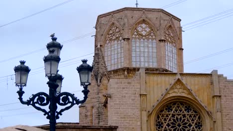 Lámparas-de-calle-Vintage-frente-a-la-Catedral-de-Santa-María-en-Valencia,-España