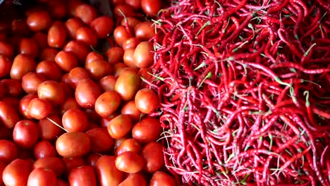 Grupo-de-tomates-rojos-en-la-bandeja-del-pueblo-mercado-agrícola-granja