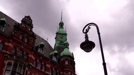 Laterne-gegen-Gebäude-und-schwimmende-Wolken