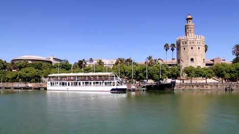 Torre-del-Oro-o-Golden-Tower-()-a-lo-largo-del-siglo-XIII-Guadalquivir-río,-naranjas,-Andalucía,-en-el-sur-de-España