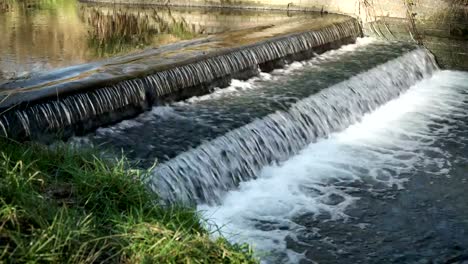 Weir-auf-der-Wohnbereich-in-Canon-Hill-park,-Birmingham.