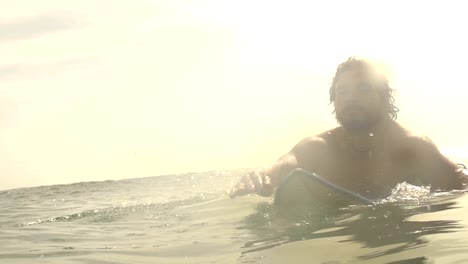 ZEITLUPE:-Surfer-Paddeln-bei-Sonnenuntergang