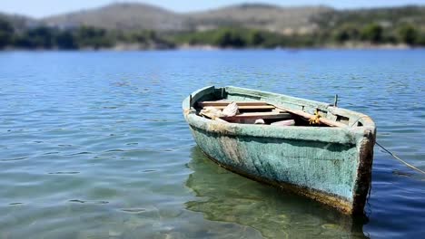 Antigua-embarcación-de-pesca-en-el-mar