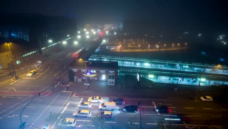 Stadt-Verkehr-Zeitraffer-von-foggy-Nacht-DSLR