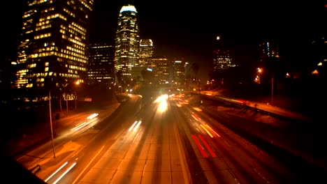 Timelapse-of-cars-in-a-dark-city