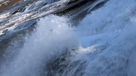 Wasserfall-Rushing-auf-die-Berge