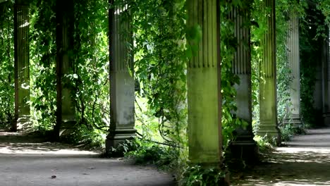 A-la-sombra-de-un-pasaje-peatonal.