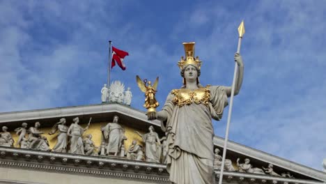 Statue-in-der-Vorderseite-des-österreichischen-Parlament