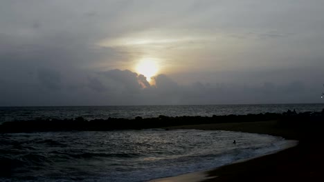 Welle-des-Meeres-am-Sandstrand-bei-Sonnenuntergang