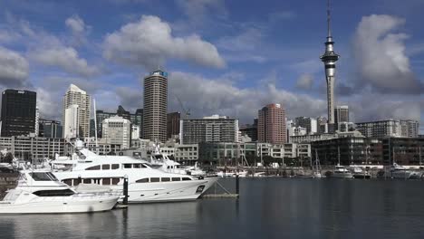 Horizonte-de-Auckland-y-de-Anclaje-de-yates-en-el-puerto-de-Auckland-viaducto-cuenca