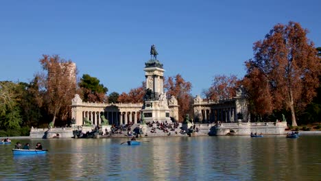 Retiro-lago-en-el-parque-frente-al-monumento-a-Alfonso-XII-en-Madrid,-España