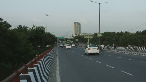 Lapso-de-tiempo-de-disparo-de-tráfico-en-calle-de-la-ciudad,-Delhi,-India