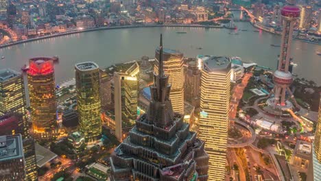 Zeitrafferaufnahme-Oriental-Pearl-Tower-in-der-Dämmerung-bis-Nacht-im-Finanz--und-Handelszentrum-Lujiazui-in-Pudong