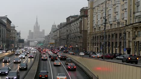 El-flujo-de-automóviles-en-la-calle