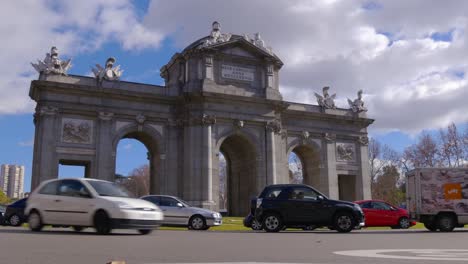 spain-madrid-sunny-day-traffic-circle-triumphal-arch-4k