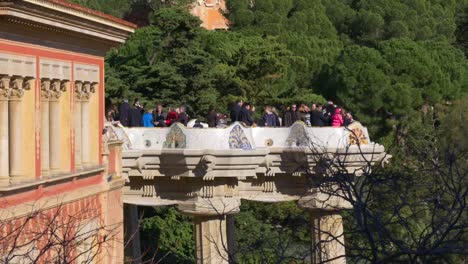 sun-light-barcelona-park-guell-tourist-Balkon-4-k-Spanien