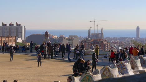 Momento-del-día-en-parque-güell-en-barcelona,-balcón,-vista-panorámica-de-la-ciudad-de-4-k,-España