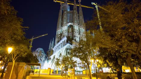 Nachtlicht-Sagrada-familia,-Blick-auf-den-Park-4-k-stime-Zeitraffer-Schmerzen-Barcelona