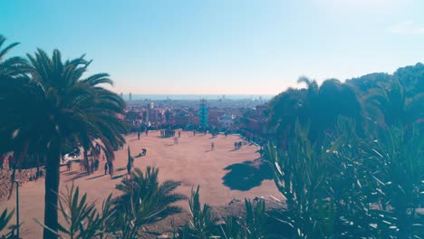 Luz-de-día-parque-güell-en-barcelona,-4-K-lapso-de-tiempo-panorámica-de-barcelona,-España