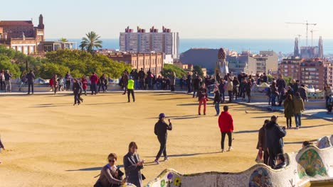 Berühmte-Barcelona-Park-Guell-überfüllten-Balkon-4-k-Zeitraffer-Spanien