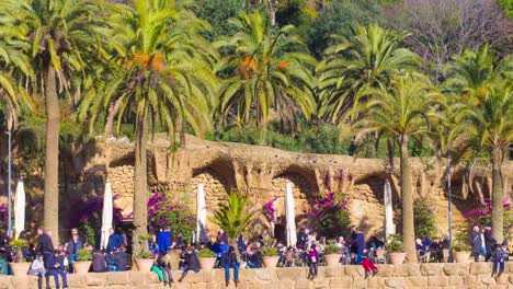 Parque-güell-en-Barcelona-sol-caminando-carretera-y-Disfrute-el-café-4-K-lapso-de-tiempo-de-España