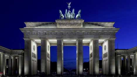 Lapso-de-tiempo-acercamiento-y-zoom-hacia-fuera-Brandenburg-Puerta-al-anochecer,-de-Berlín