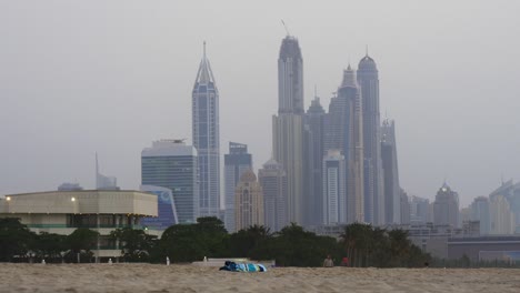 Emiratos-Árabes-Unidos-la-Marina-de-Dubai-lluvias-día-vista-a-la-playa-de-4-K