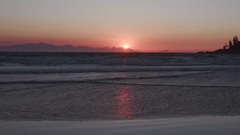 Sunrise-over-the-a-beach-in-Cape-Town,-South-Africa