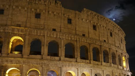 Kolosseum-bei-Nacht-in-Rom,-Italien