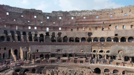 Kolosseum-in-Rom,-Italien-innen