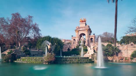 Barcelona-Sonne-Brunnen-Panorama-in-Park-de-La-Ciutadella-4-k-Zeitraffer-Spanien