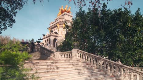 Fuente-de-luz-de-escalera-Barcelona-sol-en-el-parque-de-la-Ciutadella-4-K-lapso-de-tiempo-de-España