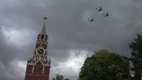 Jets-Fly-Over-Kremlin-Spassky-Tower