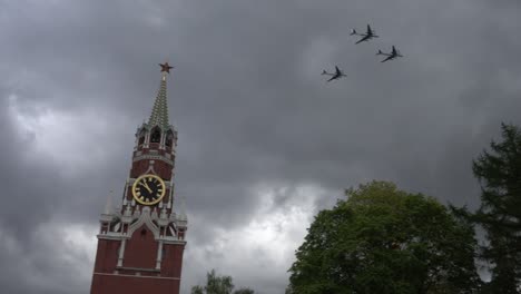 Düsen-fliegen-über-Kreml-Spasski-Turm