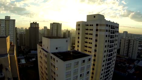 vista-aérea-cidade-de-São-Paulo-prédios-e-sol.