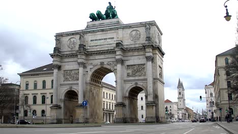 Siegestor,-Sieg-Tor-concha-garcia-campoy-in-München,-berühmten-Wahrzeichen