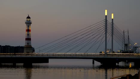 Faro-y-puente-de-tarde-noche