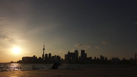 Toronto-Cityscape-Von-einem-Dock-bei-Sonnenuntergang-aus-gesehen-:-Zeitraffer