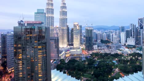 Tag-zum-Sonnenuntergang-Nachtszene-Skyline-von-Kuala-Lumpur