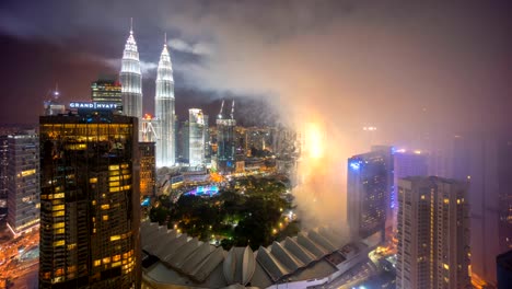 Espectáculo-de-fuegos-artificiales-en-el-famoso-monumento-de-Kuala-Lumpur,-Torres-Petronas.