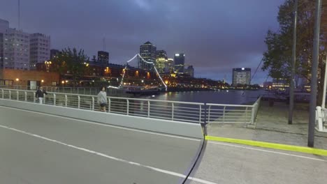 Vista-de-noche-en-Puerto-Madero,-Buenos-Aires,-Argentina