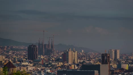 panorama-de-la-ciudad-de-España-barcelona-al-atardecer-sagrada-familia-4k-lapso-de-tiempo